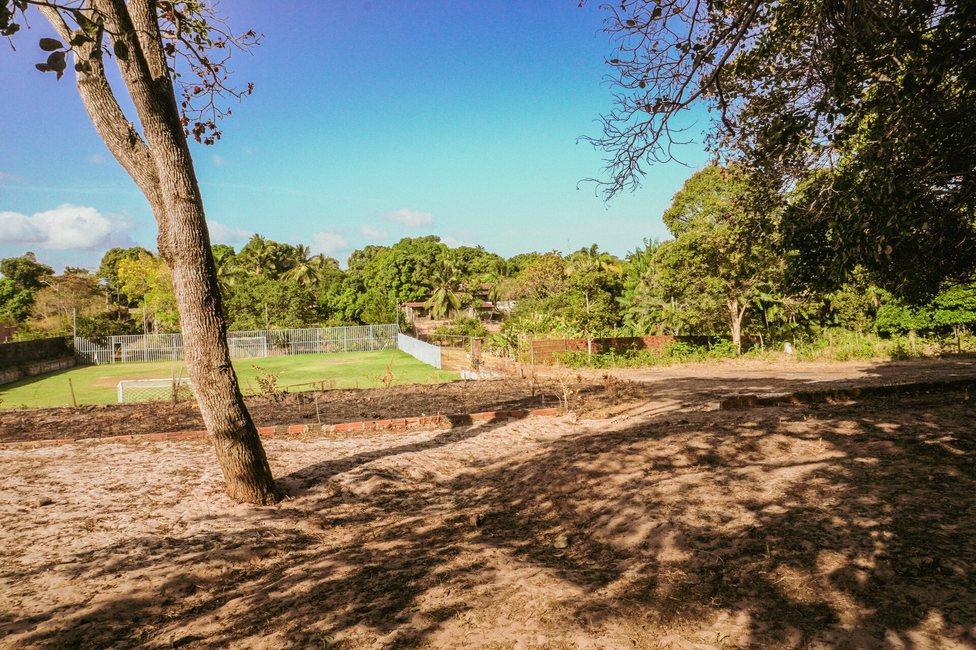 Campo de futebol amplo